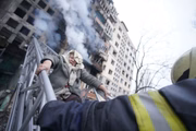 Bombeiros resgatam idosa de prédio em chamas em Kiev