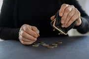 Em outras palavras, se há aumento da inflação, o dinheiro passa a valer menos. A principal consequência é a perda do poder de compra ao longo do tempo, com o aumento dos preços das mercadorias e a desvalorização da moeda