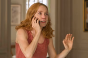 Irma (Camila Morgado) recebe notícias de Jove (Jesuita Barbosa)