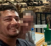 O traficante José Heliomar de Souza ( de preto) ao lado de ums dos PRFs presos durante Operação Puritas da PF