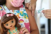 Segundo a Anvisa a grande maioria dos eventos adversos pós-vacinação é decorrente da administração do produto errado à faixa etária, da dose inadequada e da preparação errônea do produto