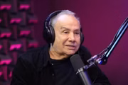 Stenio Garcia nos bastidores do podcast Papagaio Falante