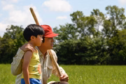 Filmado em inglês e em coreano, Minari é uma história verdadeiramente americana: se debruça sobre a vivência de imigrantes coreanos que tentam encontrar seu espaço – neste caso, cultivando verduras no Arkansas dos anos 1980. O filme — que reúne atores dos dois lados do Pacífico, incluindo o astro de The Walking Dead, Steven Yeun, e a veterana atriz sul-coreana Youn Yuh-Jung — concentra-se nas relações familiares, no lugar de questões de raça ou etnia