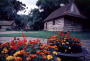 O local abrange casas e um belíssimo jardim 