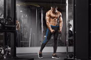 Mas não impossível. Consumir proteínas e fazer musculação são maneiras de atingir esse objetivo 