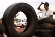 Motoristas que precisam transitar pelo trecho tentam argumentar com os manifestantes