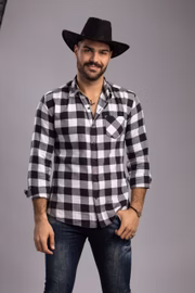 O novo peão chegou no Brasil há sete anos, em busca de novas oportunidades, e vem de uma família humilde do Teerã. 