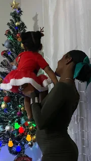 Suelen Gervásio posa com a filha, Nina, e mostra a barriguinha de grávida