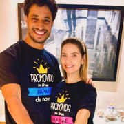 Camila Campos e Léo Zagueiro posam juntos no dia em que revelaram a nova gestação