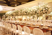 No casamento, a decoração seguiu o estilo <i>all-white</i>...