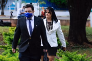 Advogados da Sara Winter chegando a PF (Máscara Negra) para protocolar pedido de adiamento do depoimento da bolsonarista.