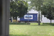 Trabalhadores fazem vigília na porta da fábrica da Ford em Taubaté