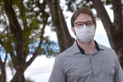 O médico goiano Gabriel Ravazzi , 31 anos, é clínico geral e gastroenterologista do HUB e Hospital de Base. Primeiro voluntário do DF a receber dose da candidata à vacina