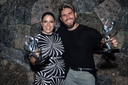Tati Machado e seu professor posaram com o troféu na entrada do after do Dança dos Famosos