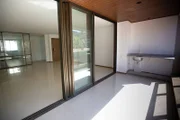 O piso do pilotis todo em mármore e o teto do pilotis e das varandas em madeira.