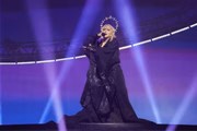 Madonna em apresentação da turnê Celebration