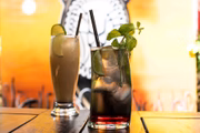 Os drinques da casa variam desde o tradicional <i>ginger ale</i> até criações próprias