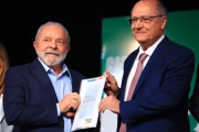 O presidente eleito Luiz Inácio Lula da Silva recebe o relatório das mãos de Alckmin