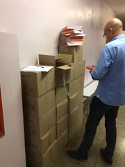 Conferência dos livros por parte de servidores da Secretaria da Criança