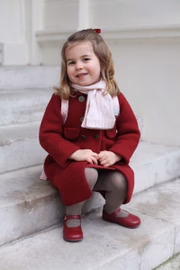 Mais uma fofura para a conta, com o registro da princesa Charlotte rumo à creche