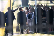 O presidente Jair Bolsonaro cumprimenta apoiadores na saída do Palácio da Alvorada