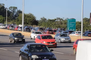 Bolsonaristas aguardam Bolsonaro passar na beira da pista sentido eixão sul