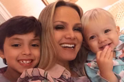 Apresentadora ao lado dos filhos
