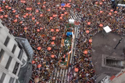 Imagem aérea do desfile do bloco Tarado Ni Você, região central de São Paulo