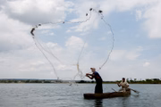 Pescadores reclamam da falta de segurança às margens do lago