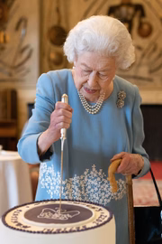 O bolo foi decorado com o emblema do Jubileu de Platina