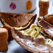 O ovo Champagne é recheado com um creme feito com a bebida
