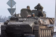 Veículo militar russo é visto perto da vila de Oktyabrsky, região de Belgorod, perto da fronteira russo-ucraniana. No início de 24 de fevereiro, o presidente da Rússia, Putin, anunciou sua decisão de lançar uma operação militar especial depois de considerar os pedidos dos líderes da República Popular de Donetsk e da República Popular de Lugansk