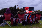 Membros do público se reúnem no local de visualização do Hyde Park 