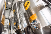 A fábrica conta com 20 tanques frios, onde ocorre a fermentação da cerveja