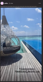 Área de descanso de resort nas Maldiivas, onde Anitta está com o affair Gabriel David