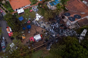 Detritos estão no local da queda de um avião no estado brasileiro de São Paulo (vista aérea por drone). As autoridades brasileiras tentam descobrir exatamente o que causou a queda do avião do dia anterior, em que morreram todas as 62 pessoas a bordo
