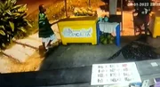 As câmeras de segurança do quiosque registraram o espancamento. Por volta das 22h25, um funcionário do quiosque, de camisa listrada verde e preta, pega um pedaço de pau e contorna o freezer amarelo, durante a discussão. Moïse, de blusa preta e bermuda vermelha, pega uma cadeira e levanta a tampa da geladeira