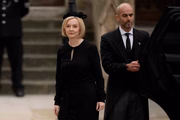 Liz Truss, a primeira-ministra da Inglaterra, leu uma passagem bíblica durante a cerimônia