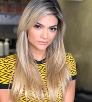 Ela que sempre usou cabelos longos, mudou o visual 