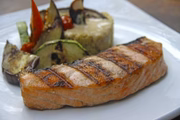 Salmão com legumes do Caminito Parrilla
