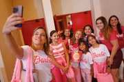Deise Brandão, 41, fonoaudiologa,Flávia Montandon, 46, biomédica,Juliana Garrocho, 47, arquiteta, levaram as filhas para a estreia do filme Barbie, em Brasília
