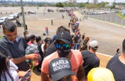 Fila reúne centenas de fãs em adeus à Marília Mendonça