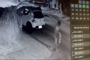 O morador em situação de rua sai do carro e começa a ir embora. Nas imagens, ele segura roupas na mão