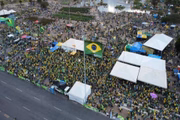 Domingo reúne manifestantes bolsonaristas em frente ao QG do Exército