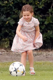 A menina gosta de jogar bola