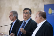 Os ministros de Lula José Mucio Monteiro e Flávio Dino com o governador do DF, Ibaneis Rocha
