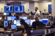 Técnicos monitoram o furacão Ian dentro do Centro Nacional de Coordenação de Resposta na sede da Agência Federal de Gerenciamento de Emergências (FEMA)