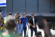 O presidente desceu a rampa do Palácio do Planalto e acenou para apoiadores