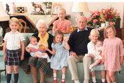 Rainha e o príncipe Philip com sete bisnetos. Foto tirada por Kate Middleton