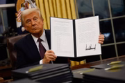 Donald Trump assina ordens executivas e memorandos